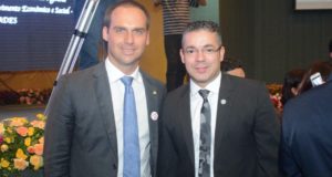 Eduardo Bolsonaro passa a seguir Josué Neto no Twitter