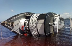 Embarcação com turistas vira no Amazonas