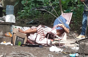 Em Manaus. morador de rua é morto enquanto dormia em cadeira
