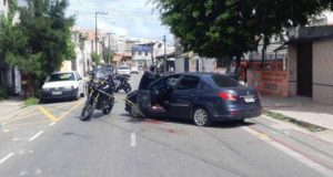 Marido atira em mulher e a joga de carro em movimento