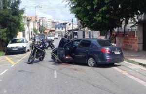 Marido atira em mulher e a joga de carro em movimento