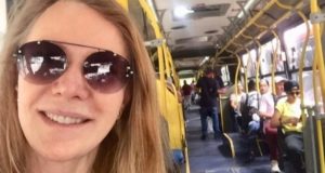 Ex-senadora Vanessa Grazziotin posta self em ônibus e população reage