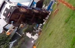 Guindaste vira e derruba barco no Rio Guaporé