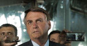 Bolsonaro discute revogar norma que proíbe venda direta de combustível