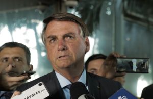 Bolsonaro discute revogar norma que proíbe venda direta de combustível