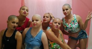 Família raspa cabelo em solidariedade a adolescente com câncer