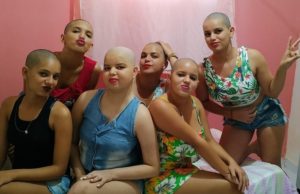 Família raspa cabelo em solidariedade a adolescente com câncer
