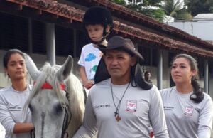 Núcleo de Equoterapia da PMAM recebe visita de crianças do Lar das Vitórias
