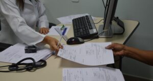Amazonas reduz em mais de 65% fila de espera para consultas e exames