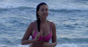Prestes a completar 70 anos, atriz Cláudia Alencar desfila de biquíni na praia de deixa novinhas no chão