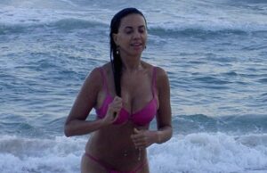 Prestes a completar 70 anos, atriz Cláudia Alencar desfila de biquíni na praia de deixa novinhas no chão