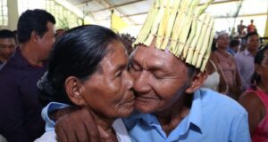Indígena de 100 anos oficializa matrimônio em casamento coletivo no interior do AM