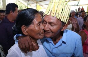 Indígena de 100 anos oficializa matrimônio em casamento coletivo no interior do AM