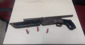 Policial militar de folga prende dois venezuelanos com arma de fogo, em Manaus