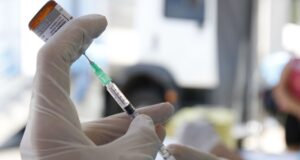 Postos de saúde abrem em todo o país para vacinação contra sarampo