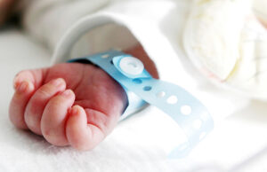 Pai embriagado joga recém-nascido da rede em Maués