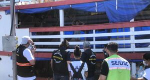 Após suspensão no transporte fluvial, embarcações na Orla de Manaus são fiscalizadas
