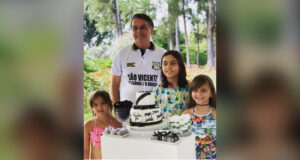 Presidente Jair Bolsonaro completa 65 anos ao lado da família