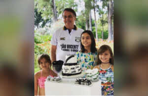 Presidente Jair Bolsonaro completa 65 anos ao lado da família