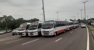Sem passageiros, motoristas de ônibus executivos bloqueiam avenida Torquato Tapajós