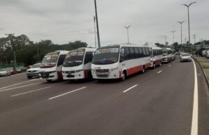 Sem passageiros, motoristas de ônibus executivos bloqueiam avenida Torquato Tapajós