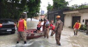 Bombeiros usam bote para salvar vidas durante chuva forte, em Manaus