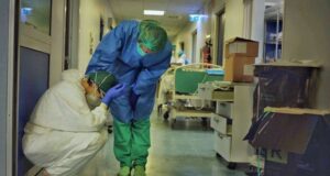 Enfermeiro fotografa impacto do coronavírus nos hospital da Itália: ‘Morrer sozinho é horrível’