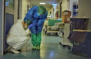 Enfermeiro fotografa impacto do coronavírus nos hospital da Itália: ‘Morrer sozinho é horrível’