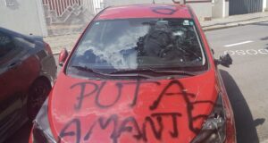 Mulher procura polícia após ter carro depredado e pichado: ‘Amante’