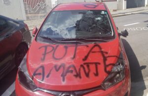 Mulher procura polícia após ter carro depredado e pichado: ‘Amante’