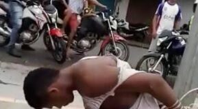 Em Coari, população revoltada amarra “Catita” no poste e dá corretivo