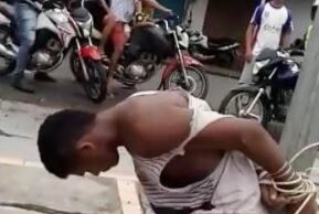 Em Coari, população revoltada amarra “Catita” no poste e dá corretivo