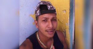 Na porta de casa e aos pés da mãe, filho suspira e diz “Fui baleado”