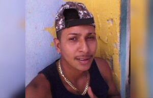 Na porta de casa e aos pés da mãe, filho suspira e diz “Fui baleado”