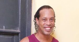 Ronaldinho fica abatido e vive pior dia em prisão no Paraguai
