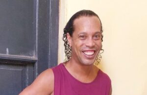 Ronaldinho fica abatido e vive pior dia em prisão no Paraguai