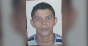 Jovem sai de casa para encontrar amigo e desaparece; a mãe está aflita por informação