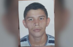 Jovem sai de casa para encontrar amigo e desaparece; a mãe está aflita por informação