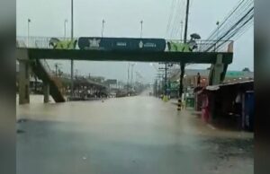 Chuva forte causa alagamentos na Torquato Tapájos