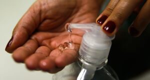 Produção de álcool gel caseiro traz riscos e confronta legislação