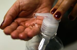 Produção de álcool gel caseiro traz riscos e confronta legislação