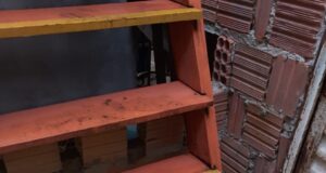 Mulher morre ao cair da escada de casa em Manaus