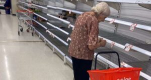 Ao ver pratileiras vazias em supermercado, idosa chora