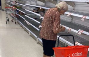Ao ver pratileiras vazias em supermercado, idosa chora