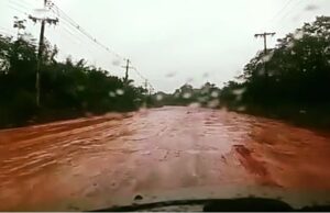 Em Iranduba, prefeito “Chico Doido” tapa-buracos de rodovia com barro