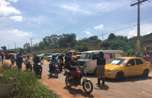 Indignados, moradores bloqueiam rodovia Carlos Braga e reividicam asfalto em Iranduba