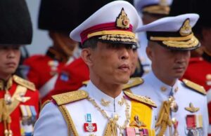 Rei da Tailândia se isolou com 20 namoradas em hotel