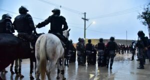 Forças de segurança montam barreira na invasão Monte Horebe para reintegração