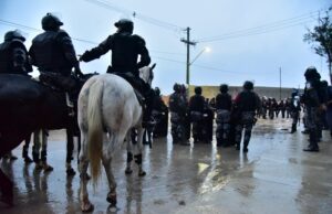 Forças de segurança montam barreira na invasão Monte Horebe para reintegração