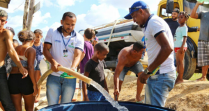 Cosama realiza trabalho de distribuição de água no Monte Horebe